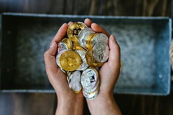 złote monety, srebrne monety, monety kryptowaluty, Inwestycja cyfrowa, Bliskie ręce, złoto i srebro, okrągłe monety, osoba trzymająca, symbol inwestycji, waluta cyfrowa, Aktywa kryptograficzne