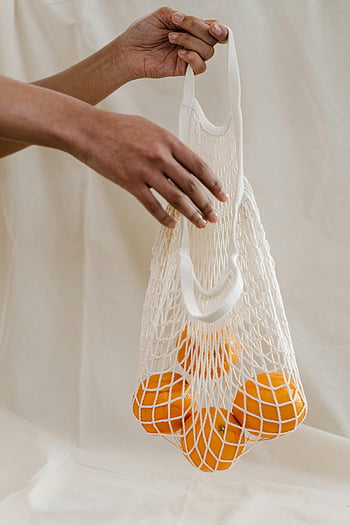 arance, borsa a rete bianca, Borsa a rete riutilizzabile, arance fresche, mano che regge, sfondo neutro, frutta, borsa ecologica, Shopping sostenibile, arancia, mesh tote