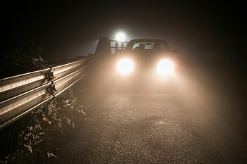 guida notturna, fari luminosi, strada buia, notte nebbiosa, Coatepec, macchina misteriosa, strada notturna, Strada illuminata, fari dell'auto, viaggio notturno, Atmosfera nebbiosa