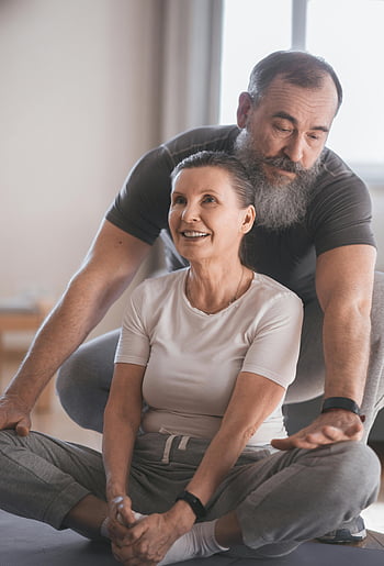 postarší pár, cvičení jógy, domácí cvičení, podpora zdraví, štěstí, Senior Fitness, partnerská pomoc, aktivní životní styl, vnitřní činnost, starší muž, starší žena
