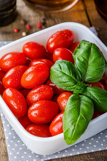 cherry rajčata, Čerstvé listy bazalky, dřevěné pozadí, živá rajčata, mísa rajčat, Basilská ozdoba, detailní fotografie, fotografování potravin, zdravé ingredience, čerstvé produkty, kulinářské přísady