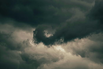 曇り空、 暗雲、 渦巻く塊、 劇的な空、 憂鬱な曇り、 嵐の雲、 大気条件、 雲の形成、 天気パターン、 自然写真
