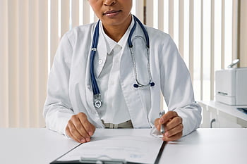 Arzt, Büro, Stethoskop, Patientendetails, Mediziner, weißer Mantel, Gesundheitswesen, Klinische Einstellung, medizinische Untersuchung, Schreibtisch, Schreiben