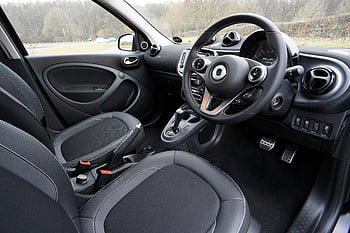 volant černého auta, Interiér luxusního automobilu, kožené sedačky, pokročilá technologie, elegantní design, moderní auto, ovládací prvky řídicího panelu, Design interiéru auta, interiér vozidla, Technologie automobilů, autosedačky