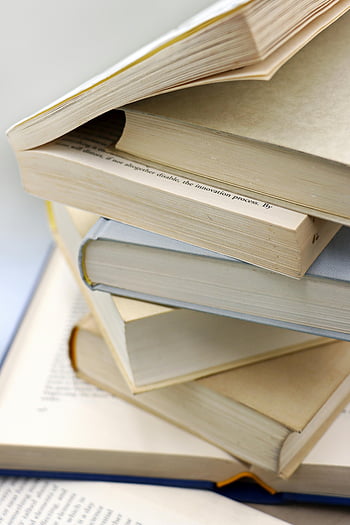 Stoh knih, otevřené knihy, uzavřené knihy, vzdělání, učení se, studijní materiály, kniha zásobníku, čtení, znalost, akademické zdroje, Knihy zblízka