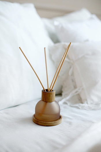 diffusore a lamella, bastoni di legno, lino bianco, atmosfera serena, Elegante diffusore, arredamento del letto, fragranza domestica, design minimalista, Accessori per la camera da letto, arredamento calmante, aroma naturale