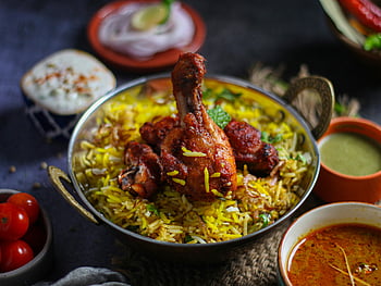 kuřecí biryani, Tradiční mosazná mísa, indická kuchyně, chutné kuře, bylinky a koření, žlutá rýže, přílohy, rajče, jogurt, Zelený chutney, červená omáčka