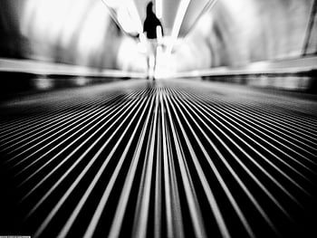 fotografia in scala di grigi, uomo che cammina, tunnel, prospettiva drammatica, Figura sfocata, movimento, profondità, bianco e nero, scala mobile, sfocatura movimento, scena urbana