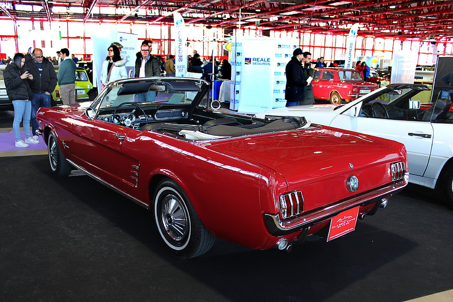 ford mustang, konvertibilní, klasické auto, červené auto, Přehlídka aut, Historické auto, Vnitřní výstava, lidé hledají, interiér vozu, zpětný pohled, lesklý povrch