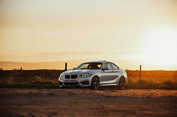 駐車中の白いBMWクーペ、 シルバー高級車、 風光明媚な道、 日没、 ケープタウン、 南アフリカ、 BMWクーペ、 高級車、 屋外設定、 車の写真、 日没のシーン