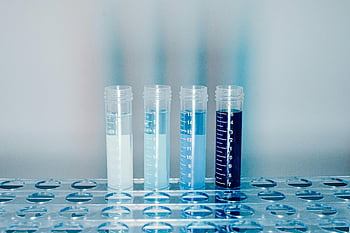 provette di plastica trasparente, liquido blu, contesti di laboratorio, liquidi colorati, avvicinamento, provette, attrezzatura da laboratorio, esperimento scientifico, analisi chimica, ricerca medica, laboratorio di scienze