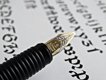 Černé a zlaté pero, zlatý hrot plnicího pera, kaligrafie, Podrobný výstřel, PEN NIB, papír, psaní, elegantní psaní, Luxusní pero, Umělecké psaní, zlaté pero