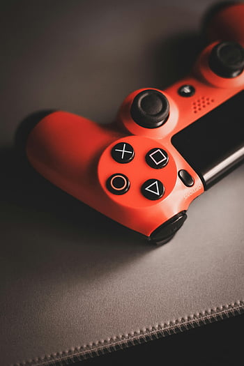 roter Vintage-Gamecontroller, nostalgisches Gaming-Design, Nahansicht, Retro-Spiele, Roter Controller, Vintage-Controller, Gaming-Controller, Nahaufnahmefoto, nostalgisches Design, Gaming-Nostalgie, Red Game Controller