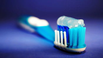 Kartáček na zuby, zubní pasta, modrá zubní pasta, makro snímek, zblízka fotografie, selektivní zaměření, rozmazané pozadí, dentální hygiena, Orální péče, Hygienový produkt, štětiny zubního kartáčku