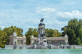 Památník Alfonso XII, park retiro, Madrid, zatažená obloha, pohled, Buen Retiro Park, lidé, park, památník, Španělsko, stromy