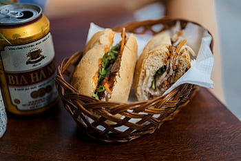 banh mi, Vietnamský sendvič, Bia Hanoi, Hanojské pivo, vietnamská kuchyně, pouliční jídlo, sendvičové řezy, čerstvý chléb, Tradiční Vietnamci, Osvěžující pivo, hanoi vietnam