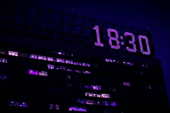 デジタル時計、 モダンな建物、 照らされた夜、 著名なディスプレイ、 18:30時間、 都市建築、 夜間のシーン、 大きな建物、 デジタルタイムディスプレイ、 シティスケープナイト、 建築照明