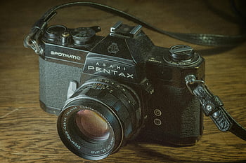 vintage Asahi Pentax, Spotmatic camera, analog camera, wooden surface, close-up photo, black camera, camera strap, photography equipment, classic cameras, Spotmatic Spotmatic, Asahi Pentax Spotmatic