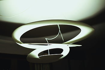 Moderní lustr, Abstraktní osvětlení, kruhové kroužky, futuristický design, bílý kapkový strop, moderní svítidlo, vnitřní osvětlení, Unikátní lustr, minimalistický design, stropní světlo, moderní domácí výzdoba