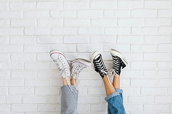 konverzovat boty, trendy tenisky, džíny styl, bílá cihlová zeď, moderní móda, mladistvá móda, zvednuté nohy, Ležérní styl, streetwear, ležérní obuv, džíny denim