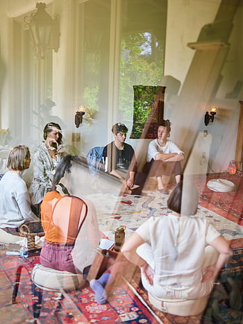 thérapie de groupe, les gens assis en cercle, séance de méditation, Groupe diversifié, cadre intérieur, Ambiance décontractée, cercle de thérapie, méditation de groupe, méditation intérieure, groupe de thérapie, groupe de thérapie diversifié