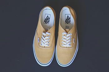 Lieferwagen Turnschuhe, Gelbe Turnschuhe, schwarzer Hintergrund, Modeschuhe, stilvolle Turnschuhe, Vans Schuhe, Sneaker -Design, gelbe Schuhe, Vans Design, Sneaker Mode, Schuhe Design