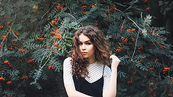 nainen, musta spagetti-hihnan yläosa, kiharat hiukset, elinvoimainen sowanberry -puut, luonnollinen kauneus, eleganssi, nuori nainen, ulkona oleva muotokuva, Polka Dot Top, luonto tausta, metsäympäristö