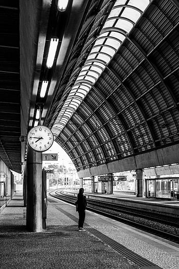 bekleyen kadın, tren istasyonu, siyah ve beyaz, şehir içi demiryolu, platform, şehir içi ulaşım, tren rayları, istasyon saati, mimari tasarım, Yolcu Bekleyen