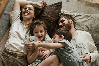 familie bonding, Glad familie, foreldre og barn, koselig seng, Familieøyeblikk, mann og dame, gutt og jente, familie sammen, lykkelig familie, familiefoto, familie tid