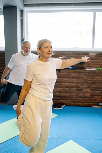 postarší pár, Protahování nohou, starší dospělí, cvičení jógy, vnitřní fitness, zdravý životní styl, Senior Fitness, Vnitřní cvičení, Starší fitness, Jóga pro seniory, aktivní senioři