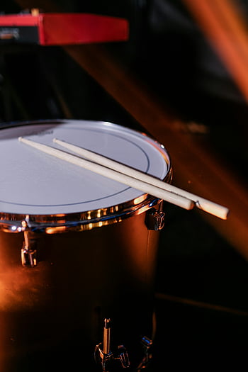 bacchette, tamburo, avvicinamento, performance musicale, bacchette sul tamburo, strumento musicale, percussione, batteria, bacchette posizionate, primo piano del tamburo, attrezzatura musicale