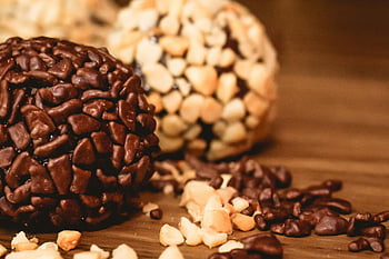 Brazilské brigadeiros, čokoládové sypání, nasekané ořechy, dřevěný stůl, detail, dezerty, hnědý stůl, čokoládové pochoutky, ořechy a posypky, sladké dobroty, cukroví koule