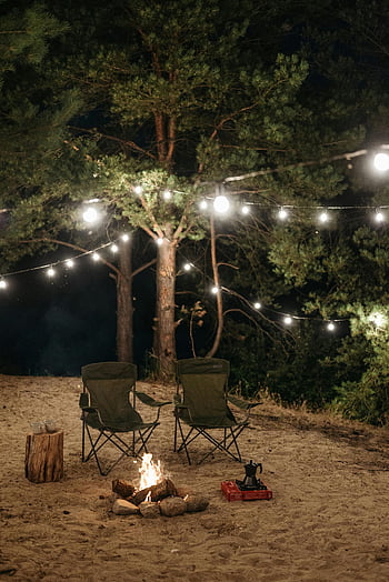 camping stoelen, vreugdevuur, lichtslingers, camping, sterrenhemel, vreedzame camping, buitenkamperen, nacht kamperen, Kampvuuropstelling, camping setup, camping -ervaring
