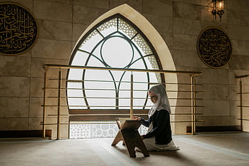 flicka som läser Koranen, moské inredning, Kvinna i hijab, bön-, vackert upplyst, Islamisk kalligrafi, religiös praxis, andlig hängivenhet, islamisk arkitektur, Koranstudie, fridfull atmosfär