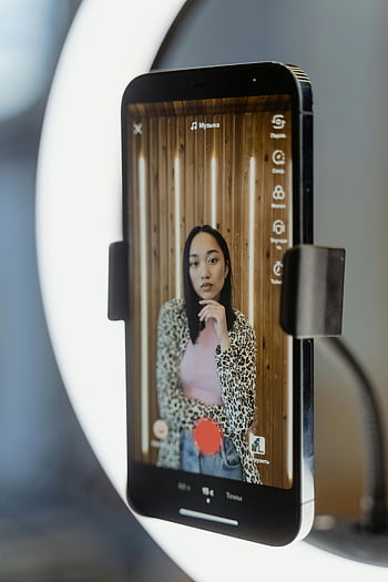 asijské ženy, Video z TikToku, chytrý telefon, kruhové světlo, uvnitř, záznam, představují, Fotoaparát, sociální média, tvůrce obsahu, mobilní telefon
