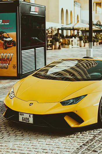 gele sportwagen, Lamborghini Aventador, levendige straat in Dubai, Gele Lamborghini, Straatbeeld van Dubai, luxe sportwagen, gele auto, dubai, sportwagen, straatbeeld, lamborghini