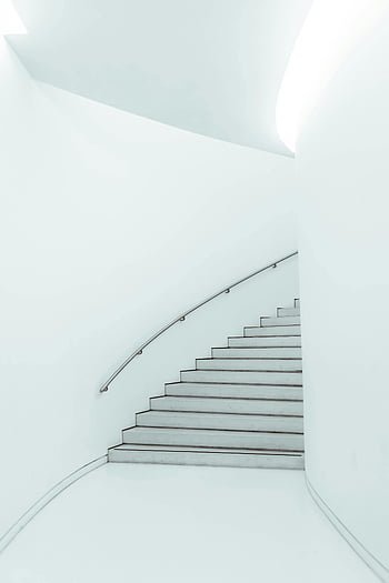 Moderní schodiště, bílá budova, Zakřivené kovové zábradlí, minimalistický design, Světlý interiér, Elegantní schody, současná architektura, Vnitřní kroky, čisté linky, architektonická fotografie, moderní interiér