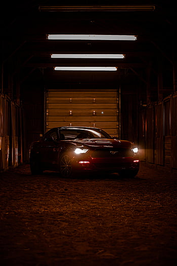 ford mustang, červené auto, zapnuté světlomety, Disly osvětlená garáž, podmanivý obrázek, nastavení garáže, klasické auto, automobilové fotografie, Automobiloví nadšenci, Vnitřní auto, osvětlení vozidla