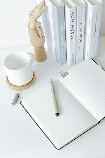 notebook, lavice, knih, džbánek, Moderní pracovní prostor, čistý stůl, Organizovaný stůl, otevřený zápisník, nastavení pracovního prostoru, nastavení stolu, moderní stůl