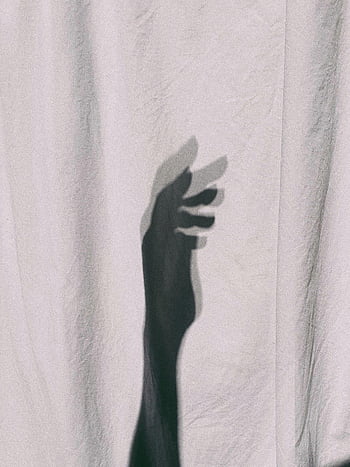 ruční stín, texturou tkaniny, ve stupních šedi, abstraktní umění, Minimalistická fotografie, kreativní kompozice, textilie textura, hra stínů, Umělecký stín, ruka silueta, černobílé fotografování