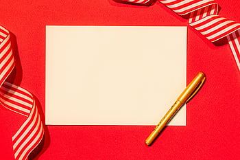 クリスマスカード, ブランクカード, 金ペン, 赤い背景, 装飾リボン, モックアップ, コピースペース, グリーティングカード, ホリデーグリーティング, 静物, 紙のテクスチャ