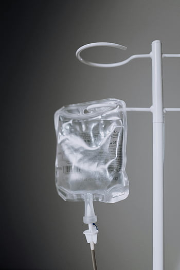 IV tekutina, detailní fotografie, visí na pólu, Koncepty zdravotní péče, lékařské vybavení, Intravenózní kapání, iv sáček, nemocniční prostředí, lékařské ošetření, Zdravotní snímky, IV stojan