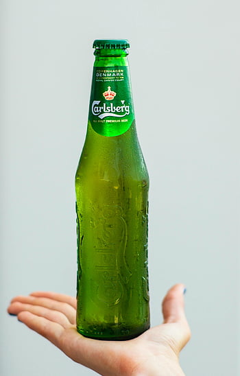 zelená skleněná láhev, Pivo Carlsberg, Condensation Condensation, zelená láhev s alkoholem, detailní fotografie, ruka drží láhev, Prémiové pivo, Kodaň, Dánsko, Sladové pivo, chlazená láhev, zelené sklo