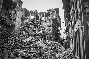 Erdbeben nach Folgen, Bhaktapur Nepal, zerstörte Gebäude, Trümmerzerstörung, menschliche Widerstandsfähigkeit, Post-Earthbque-Szene, Katastrophenerholung, zusammengebrochene Strukturen, Menschen beobachten, Stadtbezirk, Widerstandsfähigkeit in der Katastrophe