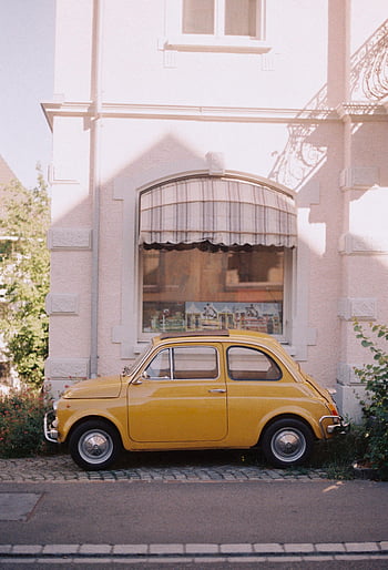 κίτρινο Fiat 500, vintage αυτοκίνητο, Οδός Ελβετίας, παστέλ κτίριο, γοητευτικό αυτοκίνητο, σταθμευμένο αυτοκίνητο, ευρωπαϊκή αρχιτεκτονική, κλασικό αυτοκίνητο, κίτρινο αυτοκίνητο, Ελβετικός δρόμος, fiat 500