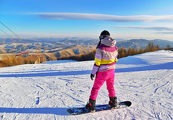 snowboarding, zasněžené hory, slunečný den, dobrodružství, snowboardista, zimní sporty, lyžařský areál, venkovní aktivity, zasněžené pole, lyžařský vlek, zimní krajina
