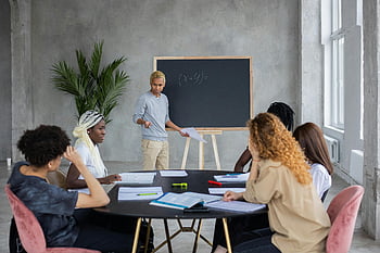Multietničtí studenti, Studium matematiky, kulatý stůl, Různorodá skupina, Kolaborativní práce, Matematický problém, Vnitřní seminář, Nastavení třídy, vzdělávací prostředí, skupinové učení, tabule