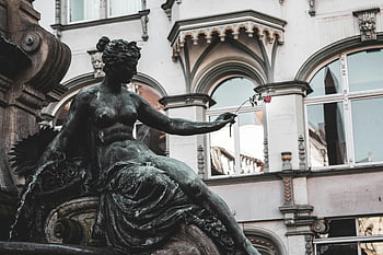 ženská vodní fontána, bronzová socha, červená růže, Erfurt historická architektura, Podrobná socha, socha ženy, Architektonické pozadí, venkovní socha, kulturní památka, umělecké instalace, městského umění
