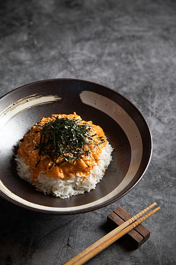 risskål, stark sås, sjögräsflingor, asiatisk mat, aptitretande måltid, pinnar, sesamfrön, japansk mat, läckra ris, skål med ris, kryddig maträtt