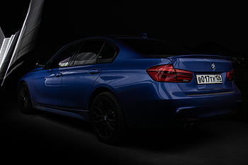 Blue BMW sedan, Tmavé nastavení, elegantní design, křivky auta, stylové vozidlo, modré auto, sedan auto, bmw auto, Tmavé parkování, auto design, modrý sedan
